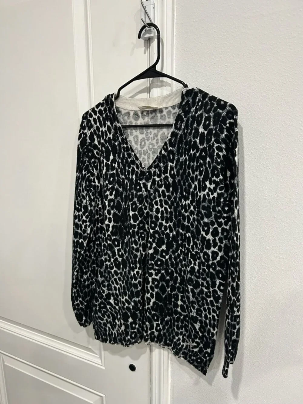 Michael Kors Large Black White Leopard Print V-Neck Sweater Retro Statement Styl